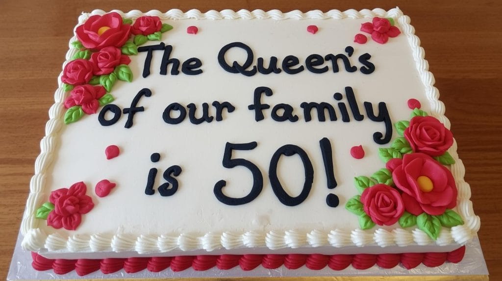торт з написом Королеві нашої родини — 50!